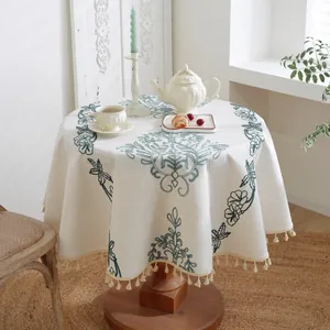 Mantel redondo nórdico de estilo barroco con bordados florales verdes y flecos beige