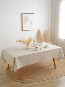 Detail van beige gestreept tafelkleed van katoen en linnen voor rechthoekige tafels