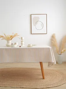 Detailopname van modern gestreept tafelkleed met natuurlijke geweven textuur en val