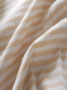 Macro detail van Scandinavisch gestreept tafelkleed met natuurlijke katoenen linnen textuur