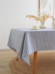 Close-up van blauw-wit gestreept katoen-linnen tafelkleed met natuurlijke drapering