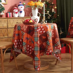 Dettaglio tovaglia natalizia con patchwork arancione, renna e testo Stay Wild artistico