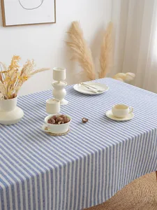 Gedetailleerde opname van het blauw-wit gestreepte katoen-linnen tafelkleed met franjes