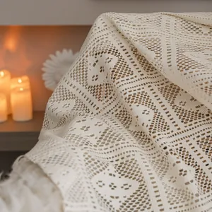 Tenda in pizzo beige rustico all'uncinetto con frange di nappe e motivi geometrici