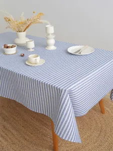 Detailopname van het blauw-wit gestreepte linnen tafelkleed met natuurlijke textuur