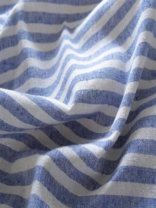 Detailopname van blauw en wit gestreepte linnen stoftextuur voor tafelkleden