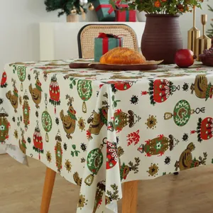 Vista dettagliata della tovaglia natalizia con stampa digitale e motivi festivi su tavolo da pranzo