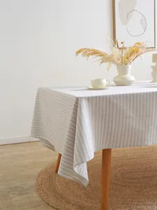 Detailopname van minimalistisch gestreept tafelkleed met hoogwaardige linnen textuur