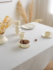 Close-up van minimalistisch gestreept tafelkleed met franjes en katoenen linnen textuur