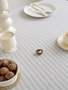 Detail van de grijs gestreepte linnen tafelkleed textuur op een moderne tafel