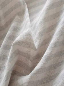 Close-up van minimalistische gestreepte linnen stof met natuurlijke textuur en weving