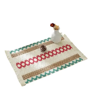 Nordisches Boho Tischset mit Jutegeflecht, grünen Zickzack und roten Kettenmustern