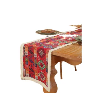 Runner da tavola etnico boho con motivi geometrici colorati e nappe bianche