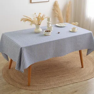 Minimalistisch blauw-wit gestreept rechthoekig tafelkleed van katoen en linnen op houten tafel