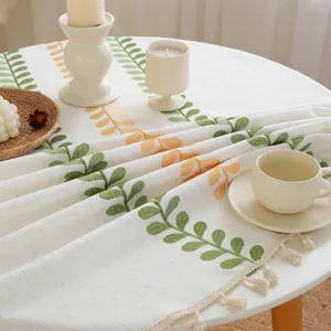 Mantel bohemio de lino y algodón beige con bordado de hojas y borlas decorativas