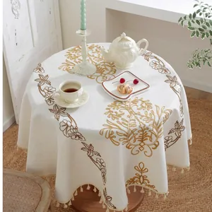 Mantel redondo nórdico con bordado floral barroco beige y remate de flecos