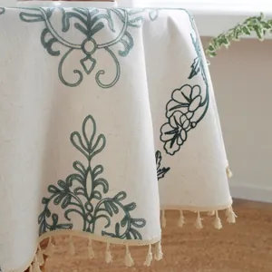 Primer plano del bordado floral barroco y borlas en el mantel de lino de estilo nórdico