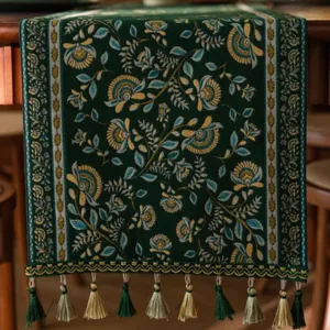 Vintage donkergroene tafelloper met jacquard bloemmotieven en elegante kwastjesaccenten