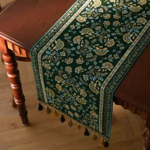 Elegante donkergroene jacquard tafelloper met vintage bloemenpatronen en franjeranden