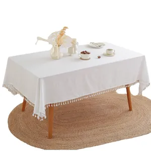 Wit katoenen tafelkleed met kwastjes en een minimalistisch huisdecor-setting