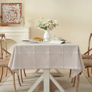 Detalle de mantel a cuadros beige con textura de lino en una sala de estar acogedora