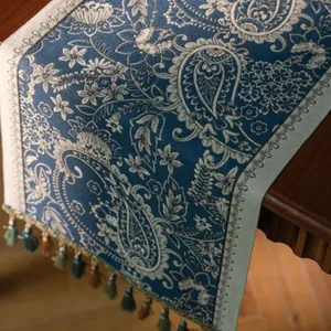 Marineblauwe jacquard tafelloper met paisley patroon en sierlijke kwastjes