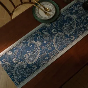Detail van vintage marineblauwe tafelloper met paisley patroon op houten eettafel