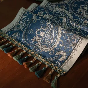 Retro tafelloper met diepblauw paisley-patroon, jacquardstof en kleurrijke kwastjes