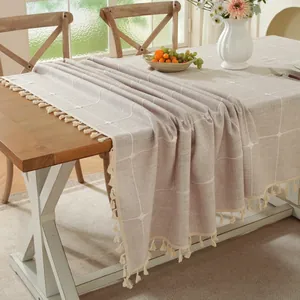 Minimalistisch beige linnen tafelkleed met wit ruitjespatroon en kwastjes aan randen