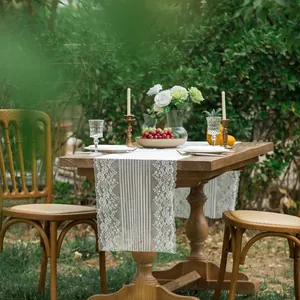 Runner da tavola in pizzo bianco con strisce per decorazioni di matrimoni all'aperto