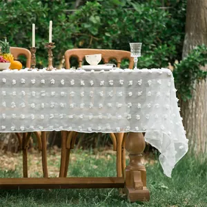 Weiße Netztischdecke mit 3D-Blumenstickerei und Pompons für die Hochzeitsdekoration
