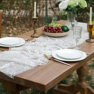 Elegante runner da tavola in pizzo bianco con motivi floreali per decorazioni nuziali