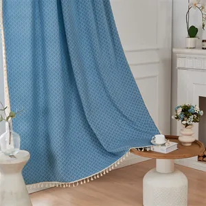 Nahaufnahme hellblauer Jacquard-Vorhang mit Rautenmuster und eleganten cremefarbenen Quasten