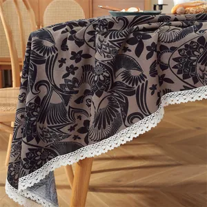 Braune Tischdecke mit schwarzem Blumenmuster und weißer Spitzenkante aus Baumwolle