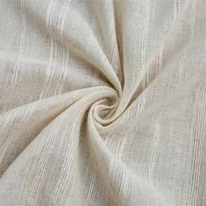 Detailopname van beige linnen tafelkleed met strepen en hoogwaardige geweven textuur