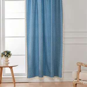 Detaillierter blauer Jacquard-Vorhang mit eleganten Quasten und geometrischem Muster