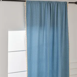 Morandi-blauer Verdunkelungsvorhang mit geometrischem Jacquard und beigen Quasten fürs Wohnzimmer