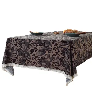 Braune Tischdecke aus Baumwolle mit schwarzen Ethno-Mustern und weißen Spitzenrändern