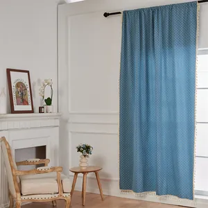 Blauer Verdunkelungsvorhang mit geometrischem Muster und cremefarbenen Quasten