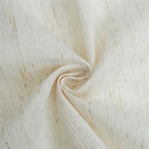 Macro-opname van gebroken witte linnen textuur met elegante gouden draadstiksels