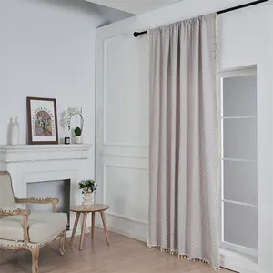 Detailansicht eines Jacquard-Verdunkelungsvorhangs mit Netzmuster und beigen Quasten