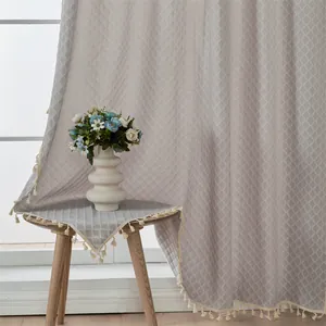 Detail der gesteppten grauen Vorhangstoff mit eleganten Quasten und dicker Texturwebung