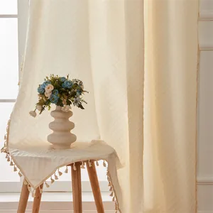 Detailansicht cremefarbener Verdunkelungsvorhang mit Jacquard-Rauten und Fransenborte