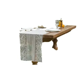 Elegante runner da tavola in pizzo bianco con ricami floreali per decoro matrimonio