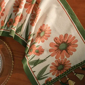 Dettaglio di un runner da tavolo vintage con jacquard margherita e bordo con nappe