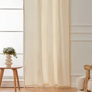 Detail von beigem Jacquard-Vorhang mit Waffelstruktur und eleganten Quasten am Rand