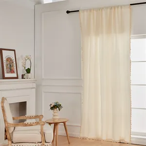 Detail von beigen Jacquard-Vorhängen mit eleganten Quasten und Leinenstruktur