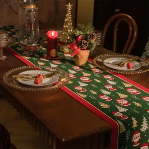 Dettaglio del runner da tavola natalizio verde con Babbo Natale e ricami festivi