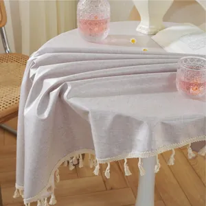 Detailansicht der hellgrauen wasserdichten Tischdecke mit eleganten Fransen
