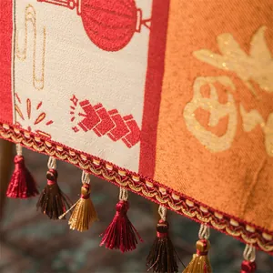 Dettaglio di runner da tavola jacquard festivo con ricami e nappe tradizionali